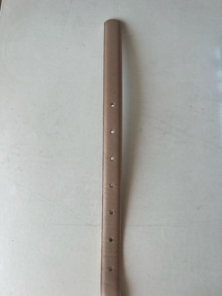 Cinturón beige elegante con hebilla dorada