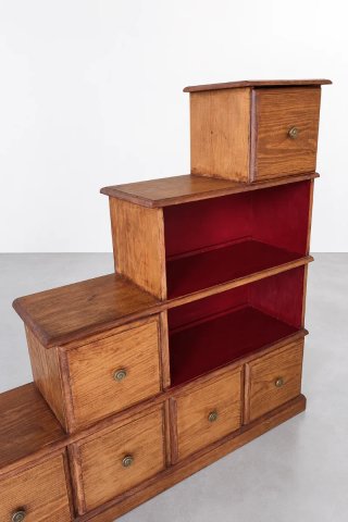 Mueble escalonado de madera restaurado