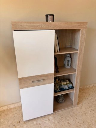 Mueble de almacenaje blanco y madera