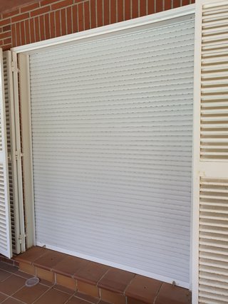 Persiana de puerta blanca