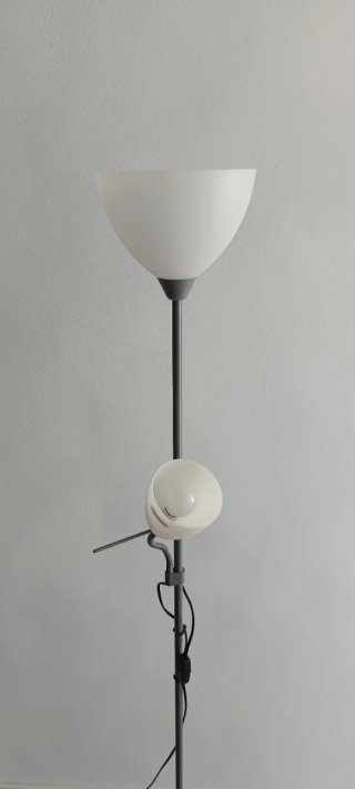 Lámpara de pie moderna gris y blanca