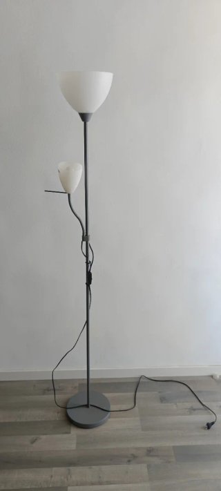 Lámpara de pie moderna gris y blanca