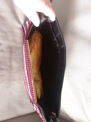 Bolso de mano negro y rojo sin estrenar.
