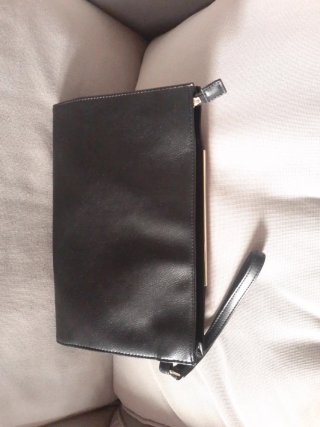 Bolso de mano negro y rojo sin estrenar.