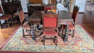 Mesa antigua y 6 sillas de madera y tela