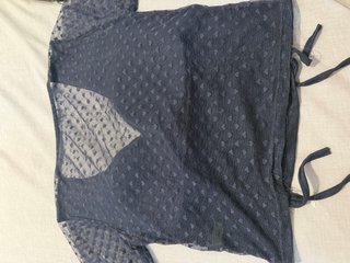 Top azul con corazones y fruncido