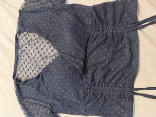 Top azul con corazones y fruncido