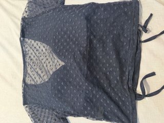 Top azul con corazones y fruncido