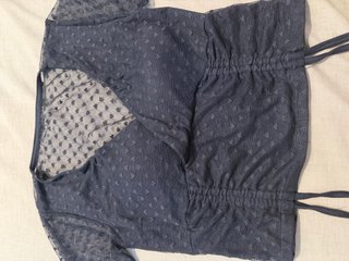 Top azul con corazones y fruncido