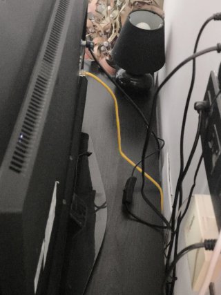 Televisor Negro smart TV 30 pulgadas.