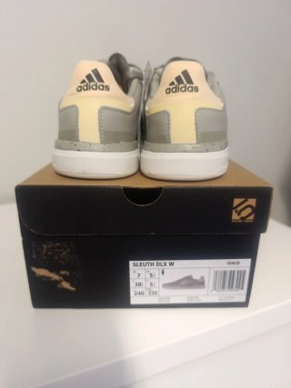 Zapatillas Adidas grises y beige