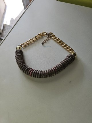 Colgante fashion dorado y marrón