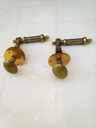 2 Manillas antiguas.