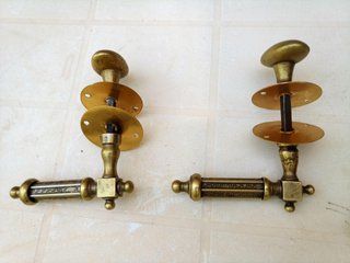 2 Manillas antiguas.