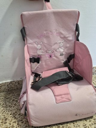 Trona de viaje rosa con estampado de topitos