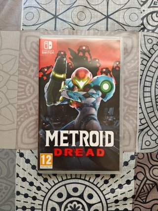 Nintendo Switch + Metroid Dread, grip, funda y SD