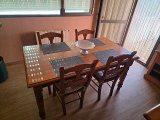 Mesa de pino con 4 sillas