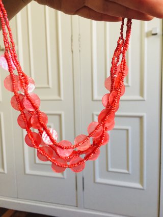 Collar coral con pendientes a juego