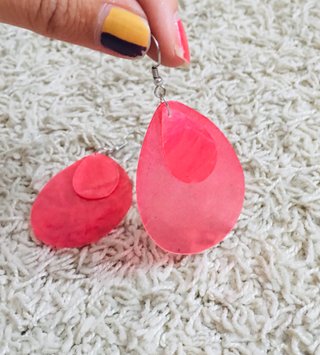 Collar coral con pendientes a juego