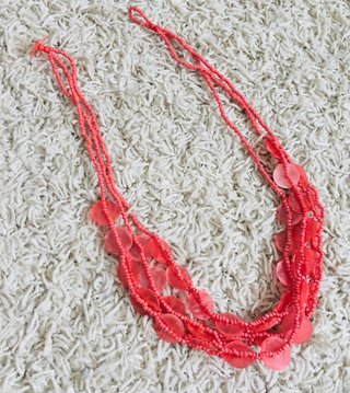 Collar coral con pendientes a juego
