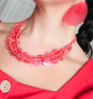Collar coral con pendientes a juego
