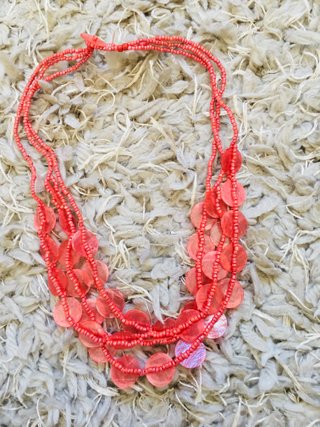 Collar coral con pendientes a juego