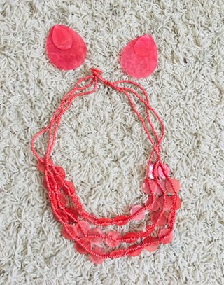 Collar coral con pendientes a juego