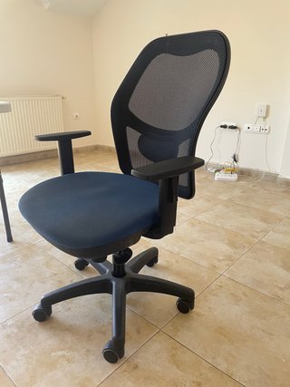 Silla de oficina ergonómica azul y negra
