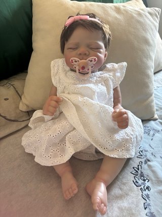 Bebé Reborn con chupete y biberón