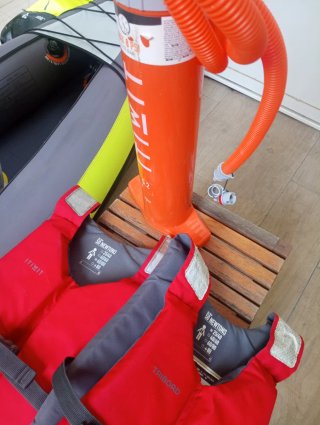 Kayak hinchable Itiwit con accesorios