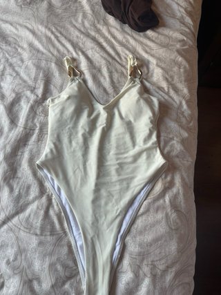 Bañador blanco con detalles dorados