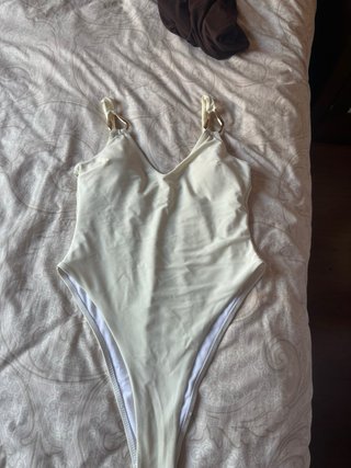 Bañador blanco con detalles dorados
