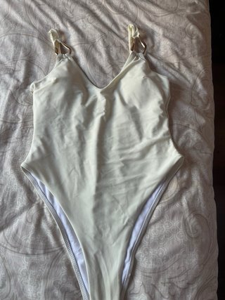 Bañador blanco con detalles dorados