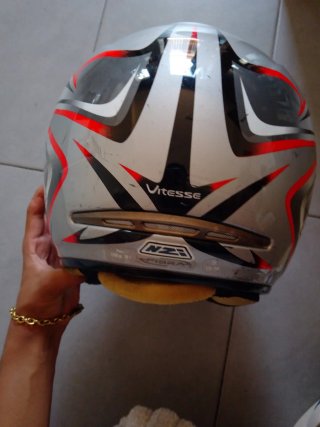 Casco de moto NZI plateado y negro