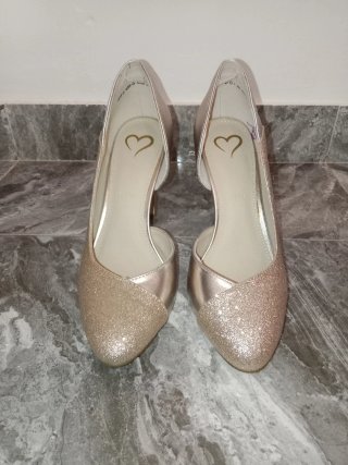 Tacones dorados de tacón medio