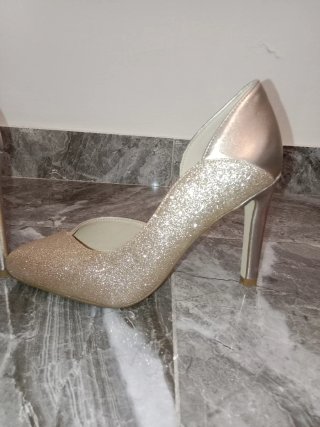 Tacones dorados de tacón medio