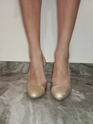 Tacones dorados de tacón medio