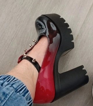 Zapatos góticos negros y rojos
