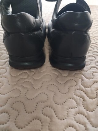 Zapatos negros de velcro