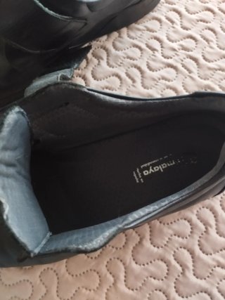 Zapatos negros de velcro