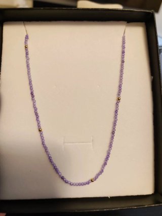 Gargantilla lila facetada con detalles dorados