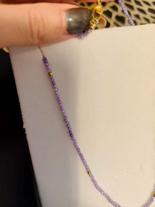 Gargantilla lila facetada con detalles dorados