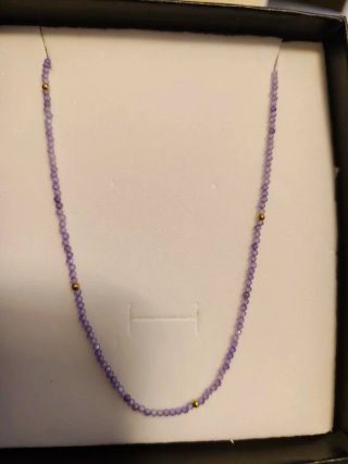 Gargantilla lila facetada con detalles dorados