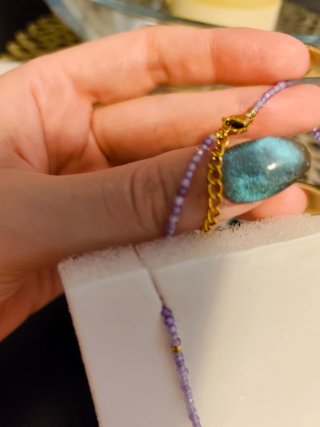 Gargantilla lila facetada con detalles dorados