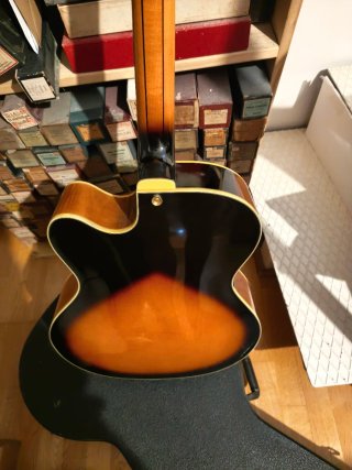 Washburn J-6 Guitarra Semicaja