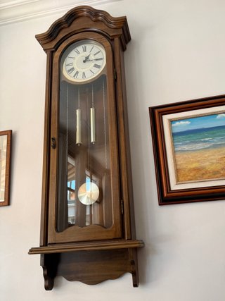 Reloj de pared de madera