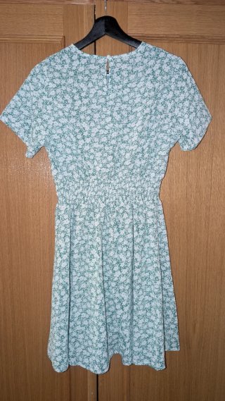 Vestido floral verde y blanco – talla M