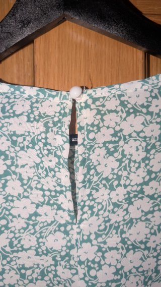 Vestido floral verde y blanco – talla M