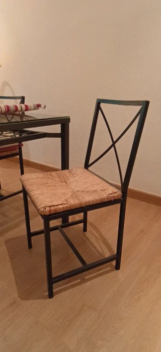 Mesa comedor cristal y 4 sillas IKEA