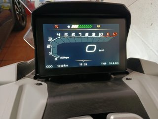 Scooter ADV 125 blanco.